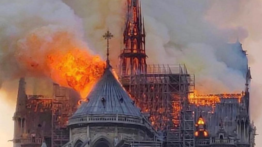 Płonie katedra Notre Dame.