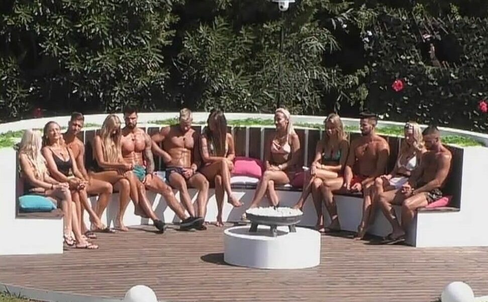 “LOVE ISLAND” ustawione? “Czyli wszyscy się znają. Nic nowego.”