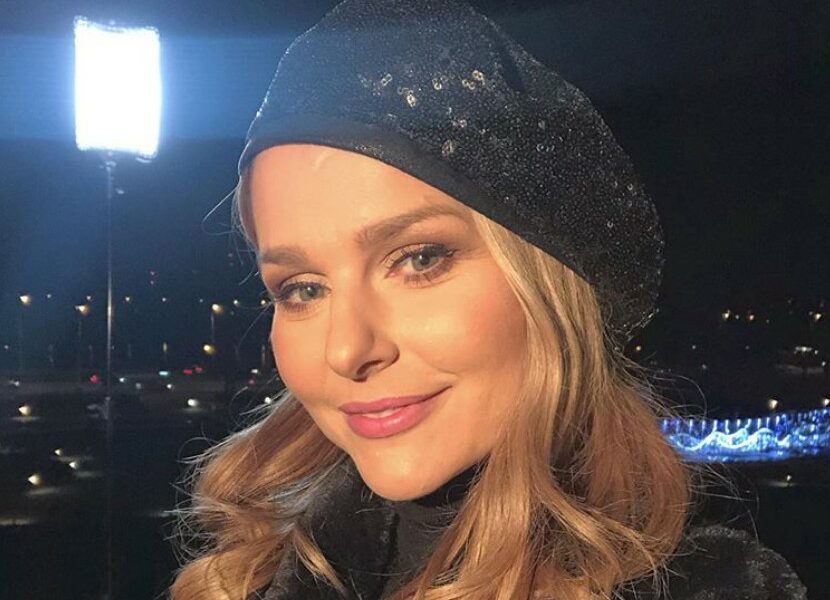 Paulina Sykut Jeżyna w modnej, zimowej kurtce.