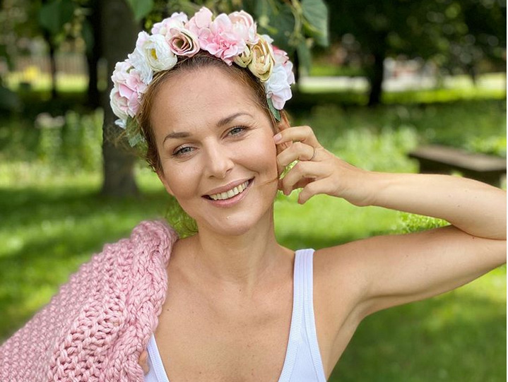 Zniewalająca stylizacja Pauliny Sykut Jeżyny. Na każdą kieszeń!