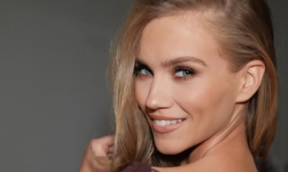 Kaczorowska w sukience za niecałe 140 złotych! Wygląda jak MILION dolarów.