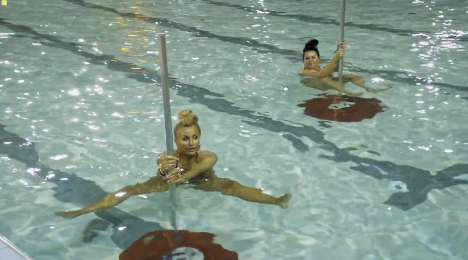 Dagmara i Edzia ćwiczą Aqua Pole Dance