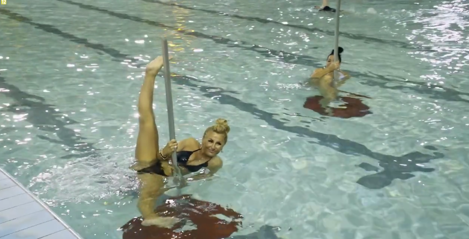 Dagmara i Edzia ćwiczą Aqua Pole Dance