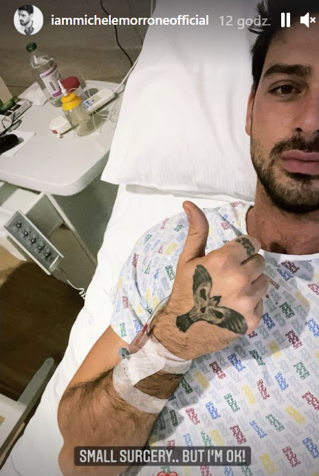 szpital aparatura aktor michele morrone w szpitalu tatuaż piżama 