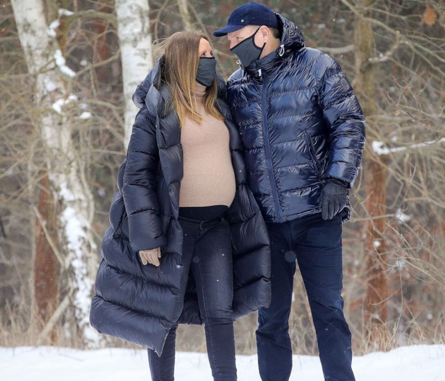 Żona Jacka Kurskiego w zaawansowanej ciąży na spacerze z prezesem TVP