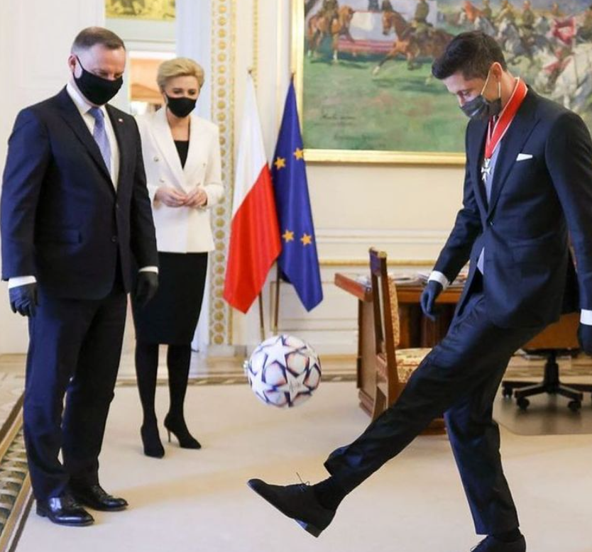 Robert Lewandowski kopie piłkę w Pałacu Prezydenckim