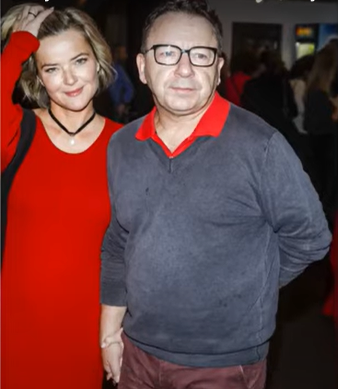 Monika Zamachowska w czerwonej sukience ze swoim mężem.