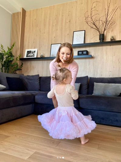 ciężarna Kaczorowska tańczy z córeczką