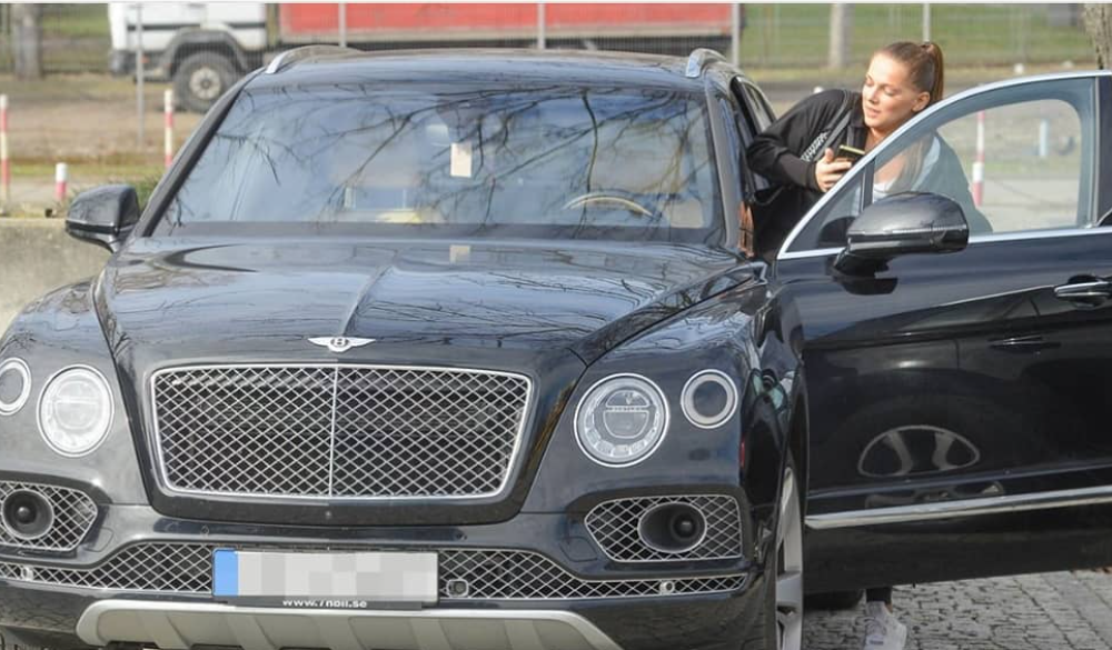 Joanna Liszowska wsiada do swojego Bentleya.