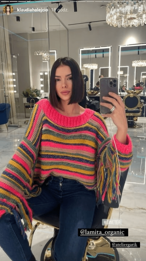 Klaudia Halejcio w ręcznie robionym kolorowym sweterku