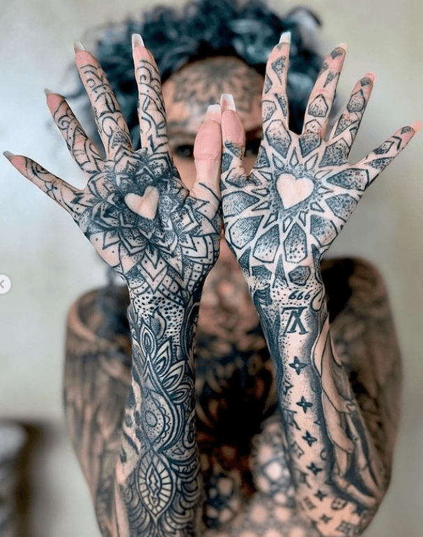 Tatuaż na dłoni.