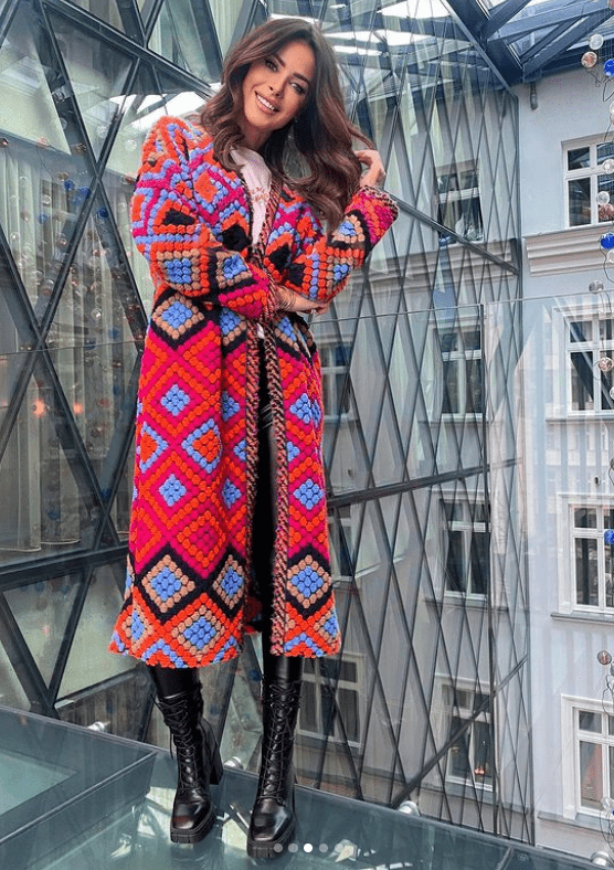 Magda Pieczonka w kolorowym płaszczu od Sylwii Majdan