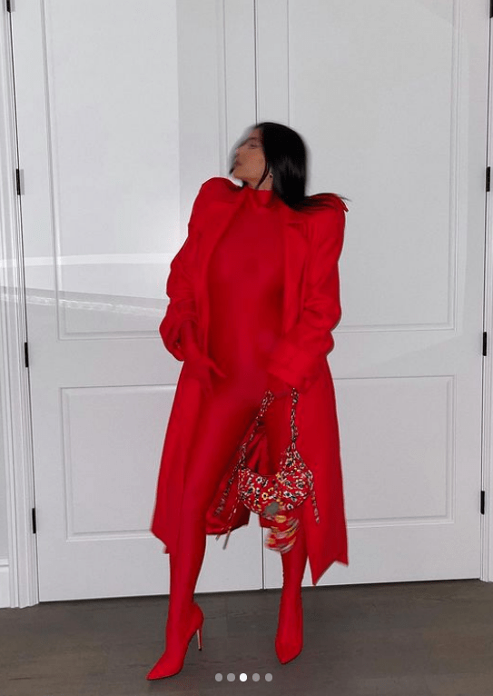 Kylie Jenner w czerwonym, dopasowanym kombinezonie