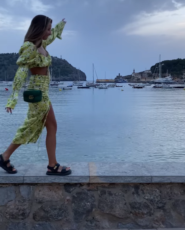 Julia Wieniawa w sandałkach od luksusowej marki