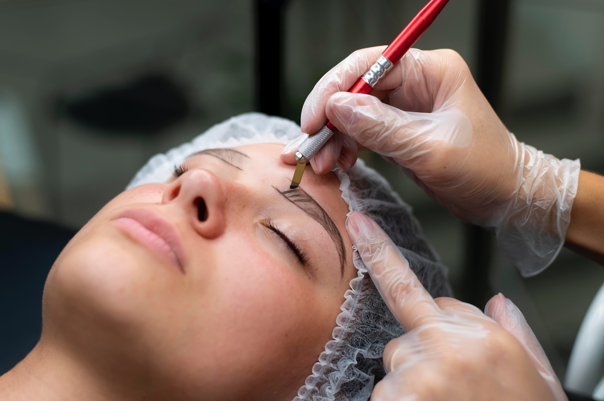 Makijaż permanentny – jaki sklep z niezbędnymi produktami warto wybrać? Podpowiadamy