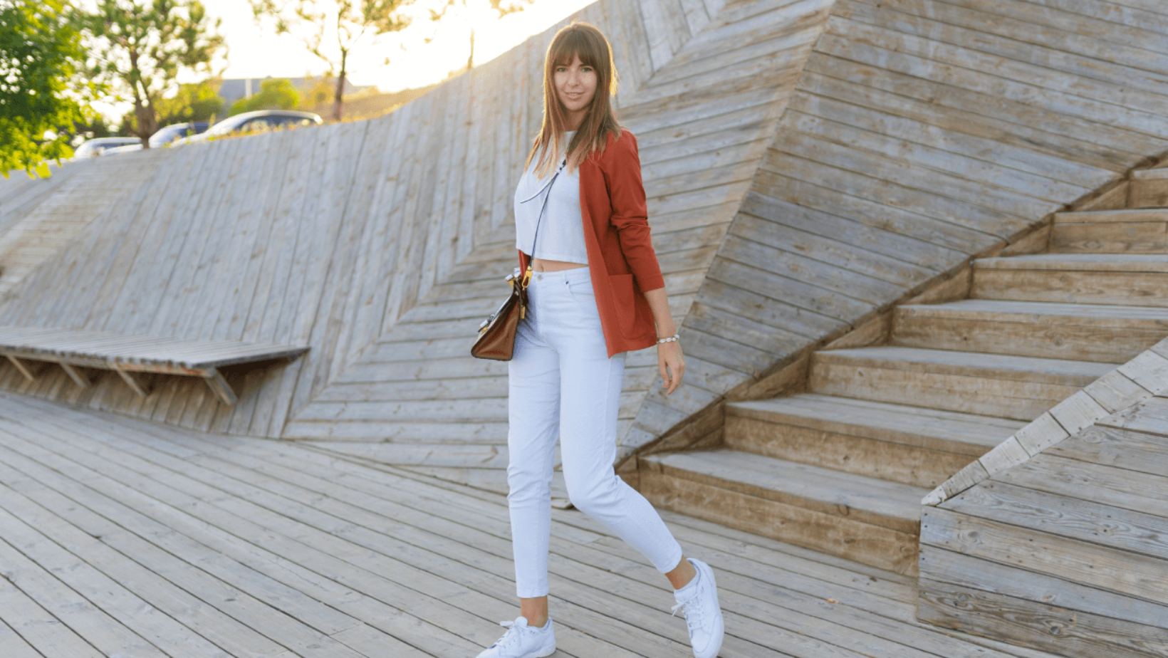 Białe jeansy – must-have w damskiej garderobie