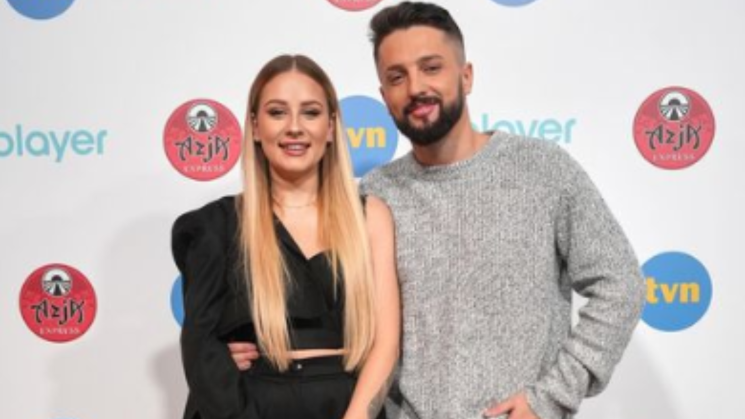 Andziaks wybrała stylowy garnitur. Stylizacja influencerki jest warta ponad 2000 złotych