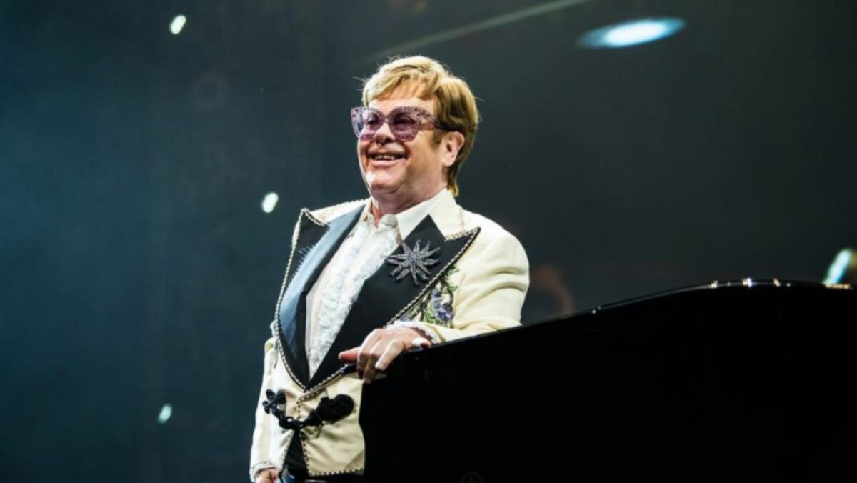 Elton John oddał mocz w sklepie.