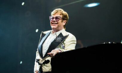 Elton John oddał mocz w sklepie.