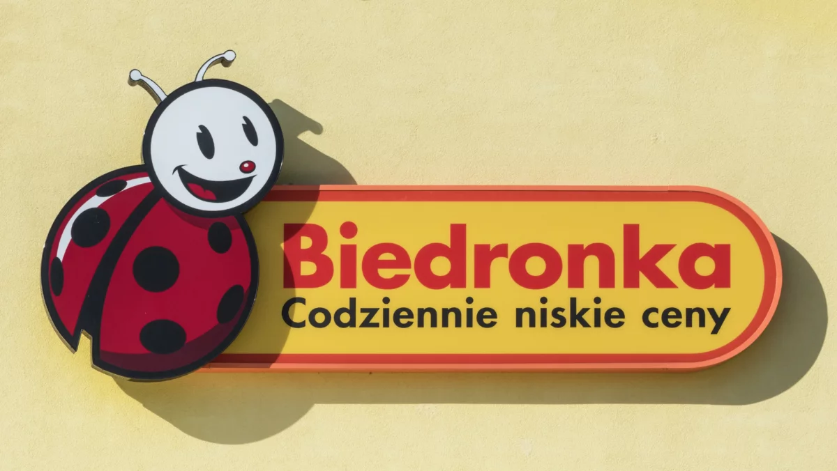 Sprzedaż naklejek przez pracowników Biedronki? Sieć odpowiada!