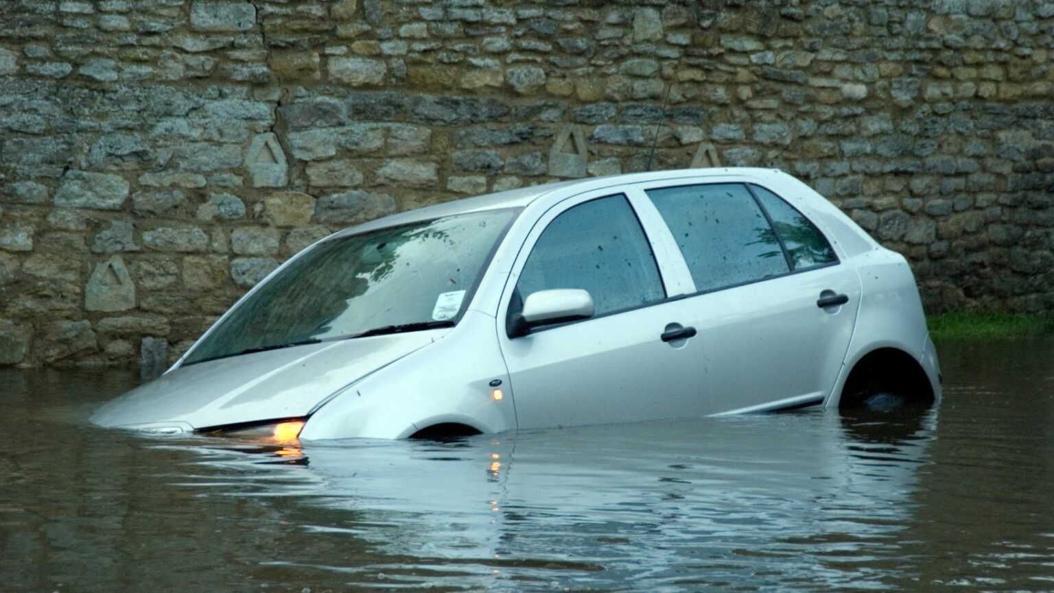 Odszkodowanie za zalane auto.