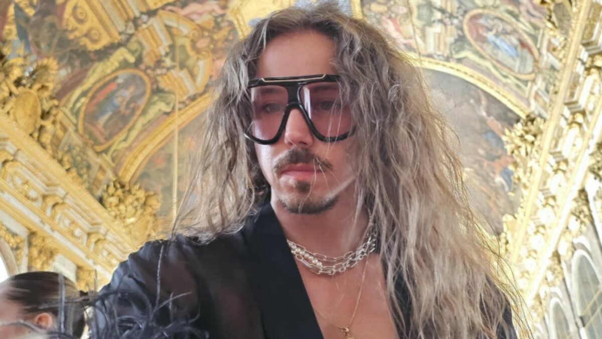 Michał Szpak w krótkich włosach.