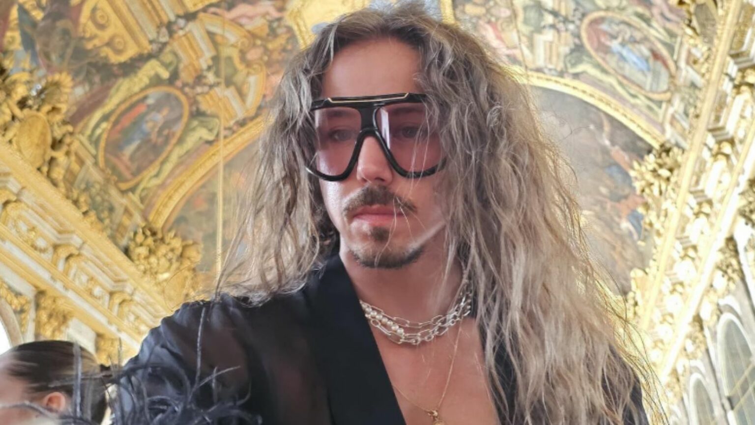 Michał Szpak w krótkich włosach.