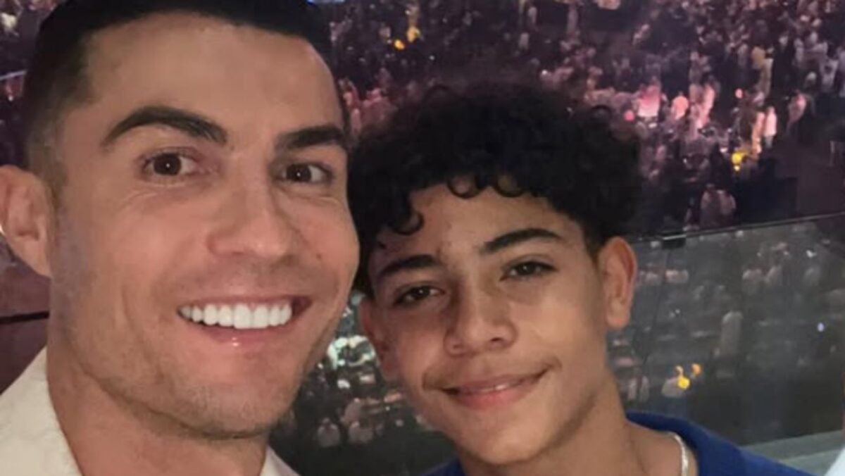 Ronaldo i jego syn bez koszulek! Internauci w szoku. Kto ma lepszą formę?