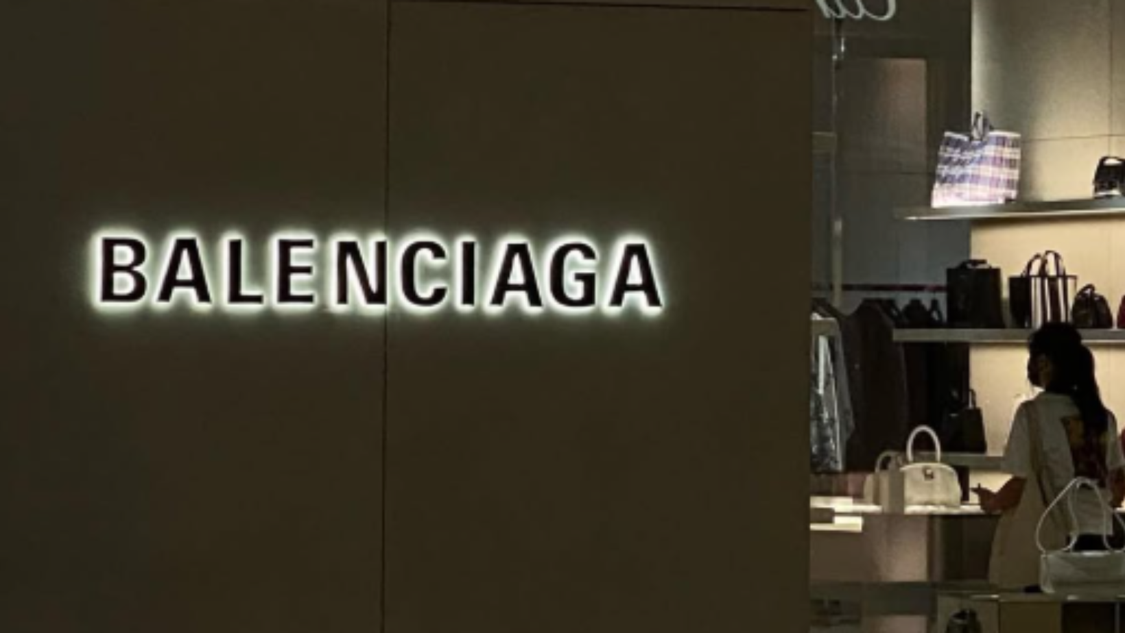 Kurtka za ponad 100 tysięcy inspirowana jelitami. Balenciaga przegięła?