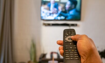 Telewizja w Polsce przechodzi rewolucję. 9 popularnych kanałów znika z rynku