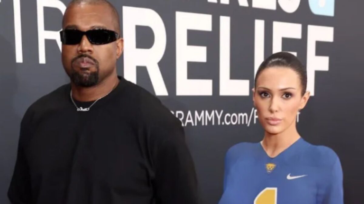 Szokująca stylizacja Censori.