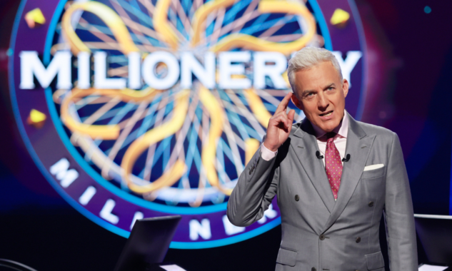 Tajemnicze litery na palcach Huberta Urbańskiego. Co oznaczają tatuaże prowadzącego “Milionerów”?