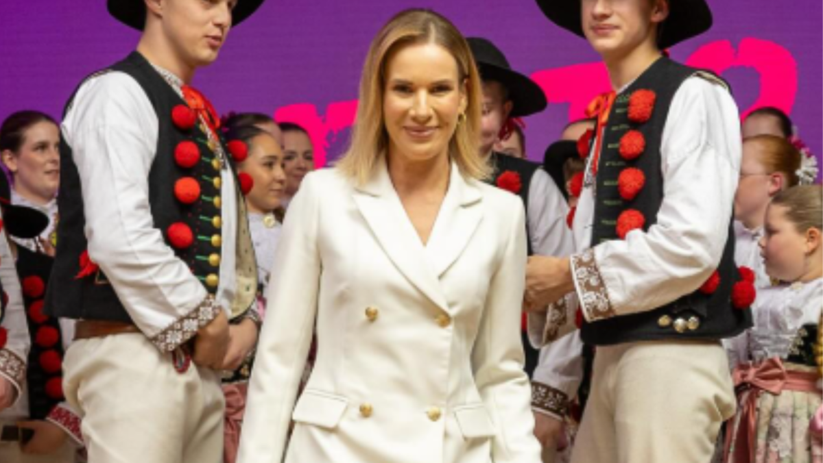 Marta Nawrocka w białej sukience przyciągnęła uwagę zebranych. Zaliczyła modową wpadkę?