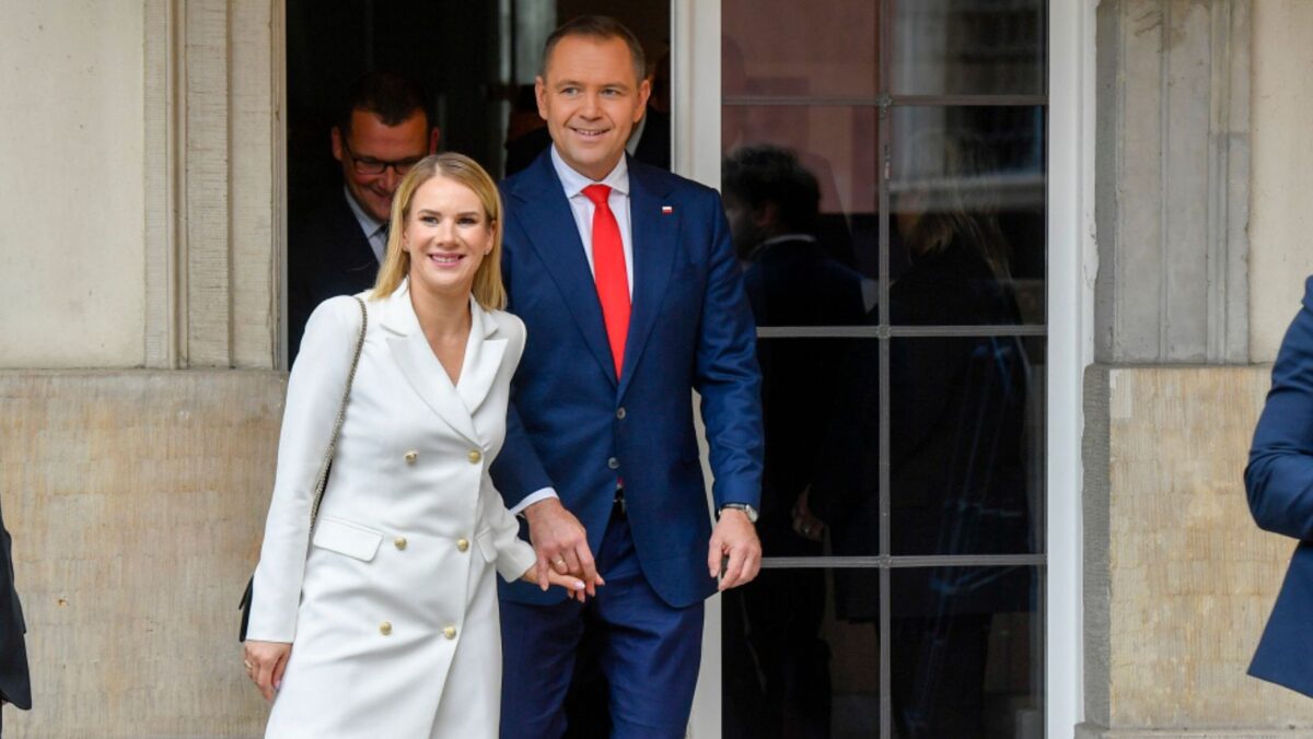 Sukienka Nawrockiej na licytacji.