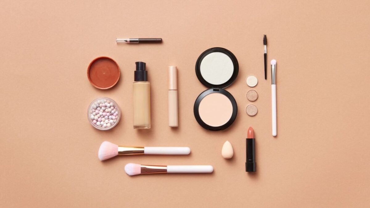Jak zbudować kosmetyczkę na każdą okazję – must-have produkty do makijażu i pielęgnacji