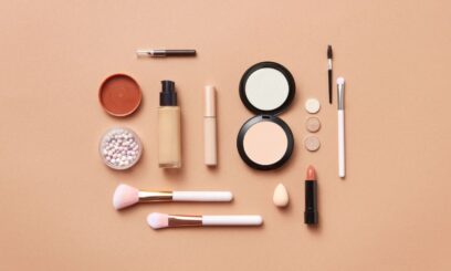 Jak zbudować kosmetyczkę na każdą okazję – must-have produkty do makijażu i pielęgnacji