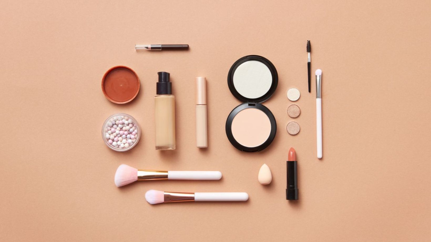 Jak zbudować kosmetyczkę na każdą okazję – must-have produkty do makijażu i pielęgnacji