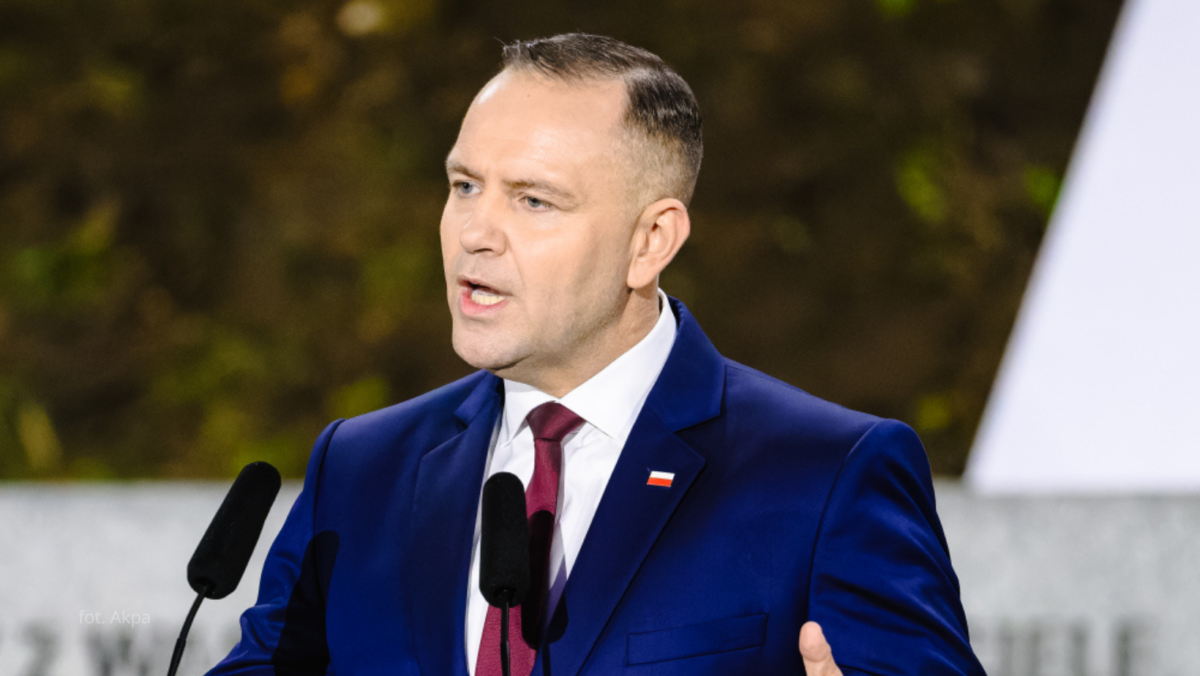 Karol Nawrocki postawił na róż w Juracie. Stylistka wytknęła mu jeden szczegół