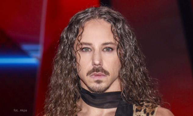 Michał Szpak pręży klatę w oryginalnej stylizacji. Tym razem postawił na panterkę