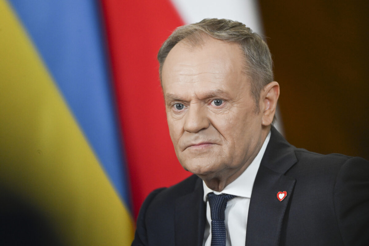 Tusk wyciągnął rękę do dziecka na spacerze. Maluch zrobił coś, czego premier się nie spodziewał