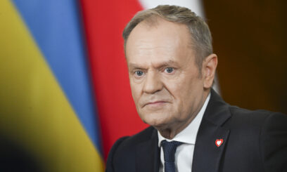 Tusk wyciągnął rękę do dziecka na spacerze. Maluch zrobił coś, czego premier się nie spodziewał