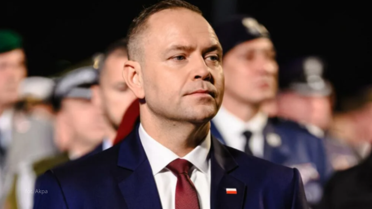 Karol Nawrocki zdjął chłopcu czapkę na stadionie. Nagranie w mig obiegło sieć