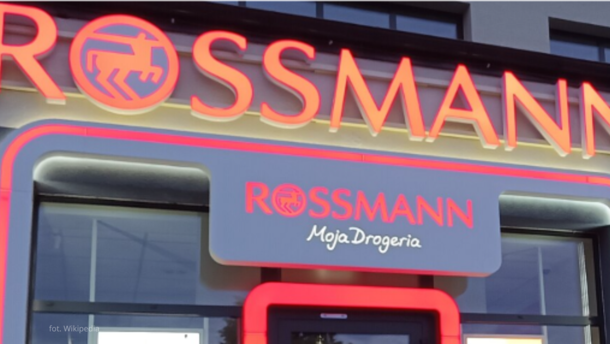 Rossmann wystawił kosze pełne żółtych cenówek. Perfumy nawet za 99 groszy!